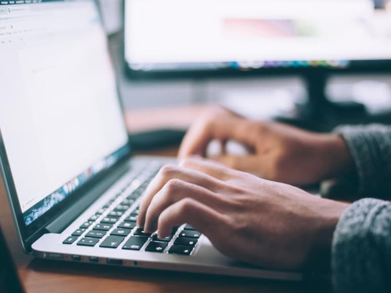 Su queja es que su internet es lento y en efecto, vive en una zona donde la tecnología no se ha actualizado. (INTERNET)