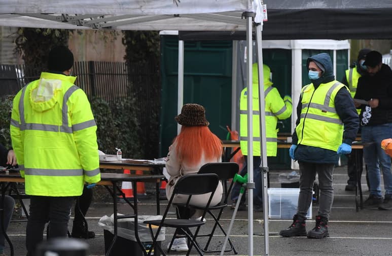 El Reino Unido secuencia el genoma de unas 20,000 muestras del virus SARS-CoV-2 a la semana en busca de mutaciones de riesgo y alerta de que aparezcan variantes peligrosas en países sin capacidad para rastrearlas, explicó este viernes Sharon Peacock, responsable de ese programa. (ARCHIVO)