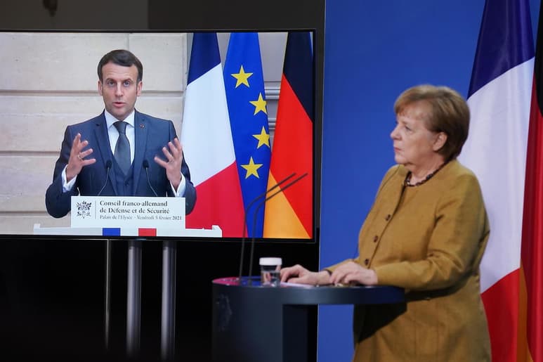 Emmanuel Macron y Ángela Merkel urgieron este viernes a aumentar la producción europea de vacunas contra la covid, especialmente contra las nuevas variantes del coronavirus, a pesar de que reconocieron que es un proceso complejo. (ARCHIVO)