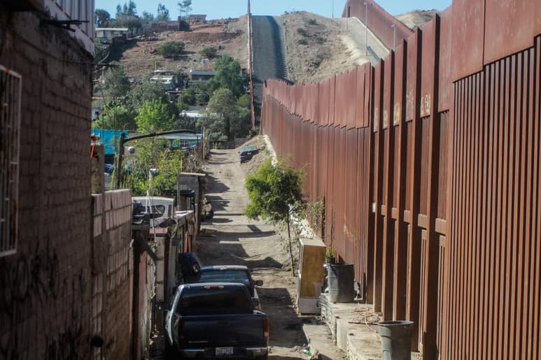 Al menos 11 mujeres migrantes fueron dejadas en ciudades fronterizas mexicanas sin certificados de nacimiento para sus bebés recién nacidos ciudadanos estadounidenses desde marzo del año pasado, según un reporte de un medio británico. (ARCHIVO)