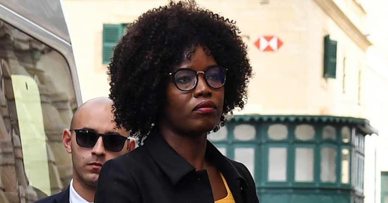 Assita Kanko sabe lo que es gritar sin que nadie escuche. Tenía cinco años cuando pidió auxilio a voces mientras le practicaban la ablación en su país natal, Burkina Faso, un día del que recuerda “el dolor, la soledad y las llamadas pidiendo ayuda”. Desde su escaño en el Parlamento Europeo, hoy rechaza ser una testigo silenciosa de la mutilación genital femenina. (ESPECIAL)