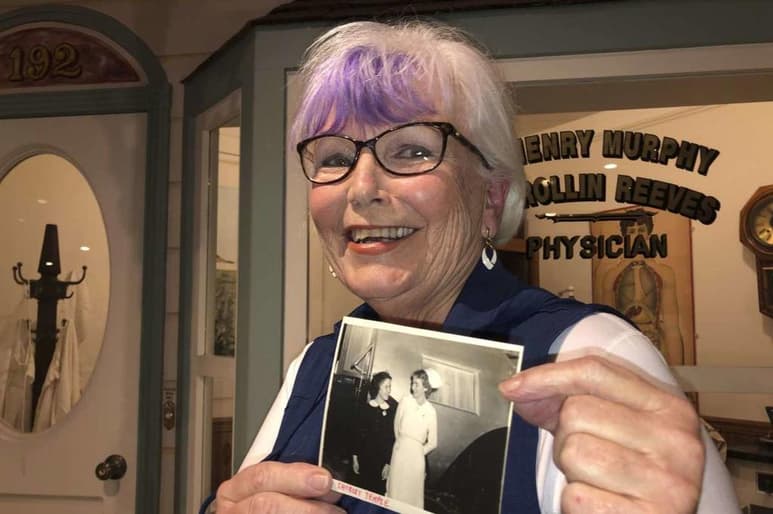 Sigrid Stokes tiene 76 años y ninguna intención de jubilarse. Está demasiado ocupada salvando vidas durante una pandemia, como hiciera su madre hace más de un siglo. (ESPECIAL) 