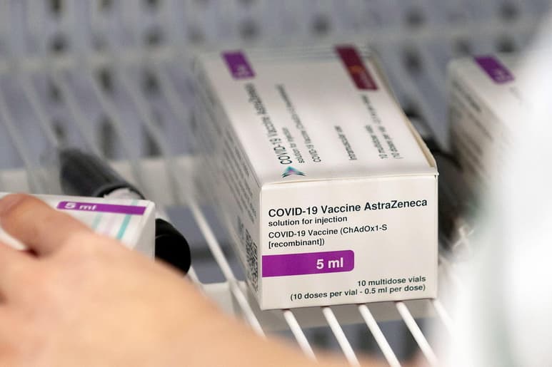 Los creadores de la vacuna de AstraZeneca contra el coronavirus dicen que parece ser eficaz contra la variante detectada en Gran Bretaña el año pasado. (ARCHIVO)