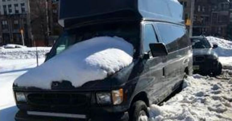 Una estadounidense de 77 años ha sobrevivido tras pasar cuatro días atrapada en su vehículo por la nieve que quedó amontonada tras el paso de máquinas quitanieves, según informaron este viernes varios medios locales. (ESPECIAL)