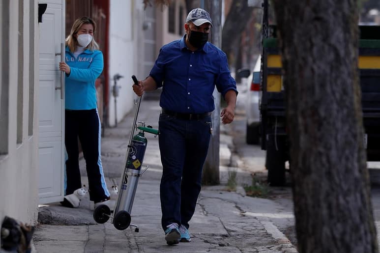 Comprar o rentar un tanque de oxígeno debe de hacerse, preferiblemente ante aquellas empresas formales que llevan una larga trayectoria en la venta de ese gas, por lo que la Procuraduría Federal del Consumidor (Profeco) dio a conocer precios para rellenarlos con oxígeno. (ARCHIVO)