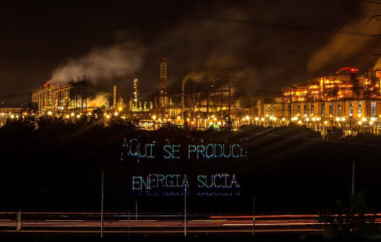 La organización Greenpeace México utilizó las instalaciones de la Central Termoeléctrica de Tula para mostrar como la contaminación producida al generar electricidad a base de combustóleo, contamina el aire, daña la salud y acelera el cambio climático. (EFE)