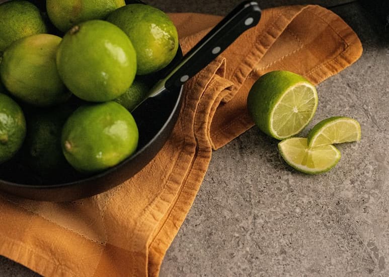 El limón es un cítrico muy popular en las cocinas mexicanas. (ARCHIVO)