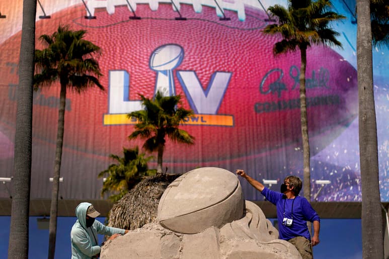Un hombre de Orlando, Henry Alejandro Jiménez, burló las restricciones del espacio aéreo nacional al volar un dron sobre los eventos que se llevaron a cabo para celebrar el Super Bowl LV en el centro de Tampa el pasado miércoles, según dio a conocer la Oficina del Fiscal de los Estados Unidos este sábado. (ESPECIAL)