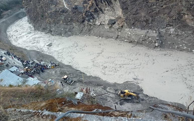 Al menos nueve personas murieron y unas 150 se encuentran desaparecidas después de que una gran avalancha de agua y lodo golpeó este domingo una zona montañosa en el norte de la India, destruyendo o dañando seriamente a su paso dos centrales hidroeléctricas en construcción y otras infraestructuras. (EFE)