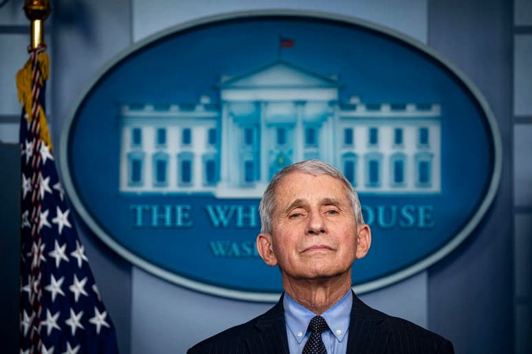 El principal epidemiólogo del Gobierno de Estados Unidos, Anthony Fauci, consideró este domingo que la segunda dosis de la vacuna contra la COVID-19 no debería retrasarse -al contrario de lo que opinan algunos expertos-, si se tienen en cuenta los datos científicos disponibles. (ARCHIVO)