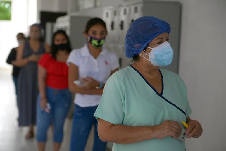 Las colas de votantes en Guayaquil, la segunda ciudad de Ecuador, se proyectan a lo largo de cientos de metros en un voto con gran afluencia que se ve retrasado por las restricciones de la pandemia del coronavirus y la apertura tardía de urnas. (ARCHIVO)