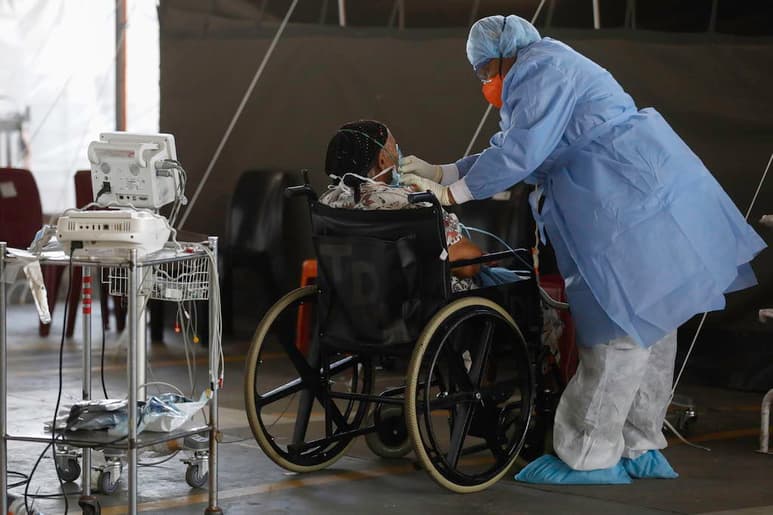 Sudáfrica suspenderá el uso de la vacuna de AstraZeneca contra COVID-19, luego de que un estudio indicara que ofrece 'protección mínima' contra la enfermedad causada por la variante local del coronavirus SARS-CoV-2. (ARCHIVO)