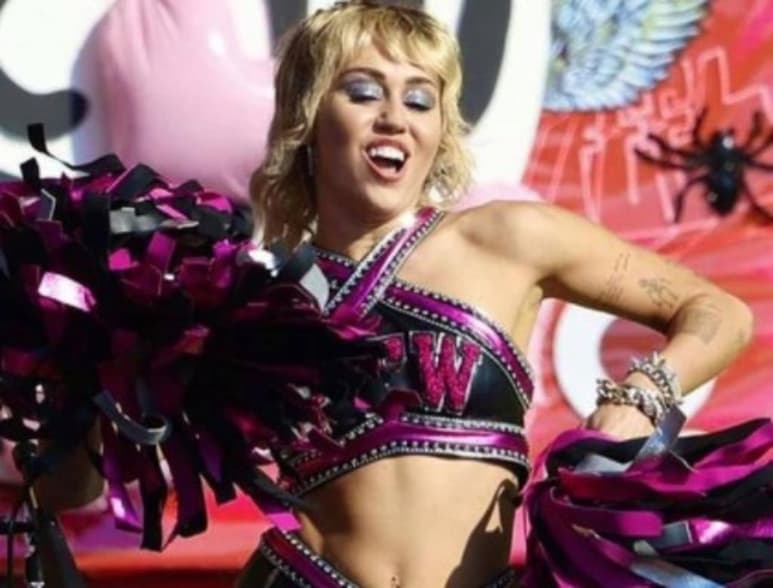 En esta edición 55 del Super Bowl, una de las celebridades más esperadas en presentar su talento musical fue Miley Cyrus, quien ofreció un corto concierto exclusivo para personal de la salud. (Especial)