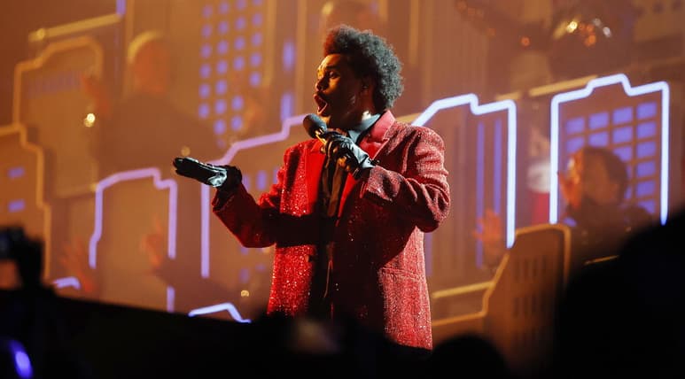 Con una inversión propia de 7 millones de dólares, The Weeknd llegó este domingo al medio tiempo del Super Bowl LV con un espectáculo de luces y sus grandes éxitos. (Especial)
