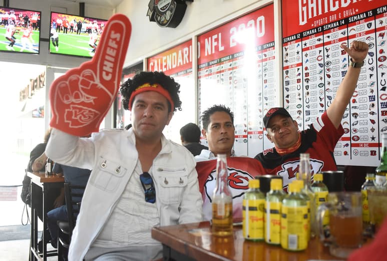 Luciendo sus souvenirs, aficionados de los Jefes de Kansas City estuvieron ilusionados con el bicampeonato. (JESÚS GALINDO)
