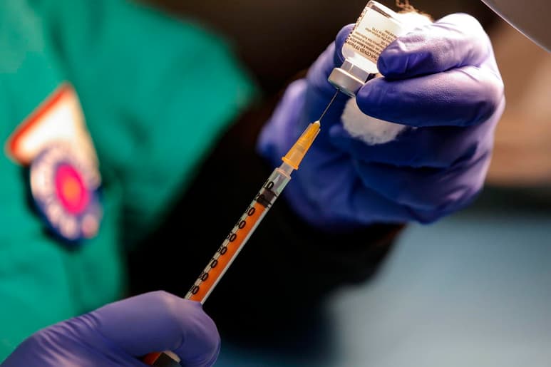 Italia ha registrado 7,970 nuevos casos de COVID-19 y 307 fallecidos en las últimas veinticuatro horas, unos aumentos en línea con los de estas semanas, mientras que más de un millón de personas ya están inmunizadas, confirmó hoy el Ministerio de Sanidad. (ARCHIVO)