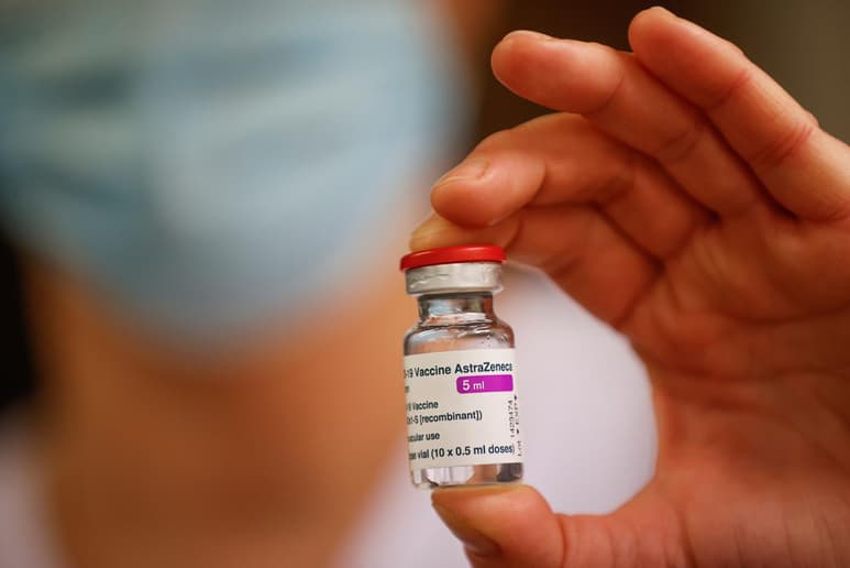 Distintas vacunas han mostrado variados niveles de eficacia a la hora de neutralizar una variante en concreto del coronavirus identificada inicialmente en Sudáfrica, con la vacuna de AstraZeneca como la que parece ofrecer la menor protección. (ARCHIVO)
