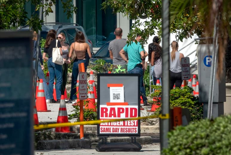Florida continúa a la cabeza en Estados Unidos de casos confirmados de la variante británica de la COVID-19, que tiene una alta tasa de contagio, mientras espera la llegada esta semana de un millón de vacunas que serán repartidas a las farmacias del estado. (ARCHIVO)