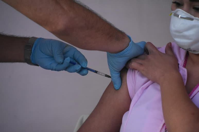 Se tiene un avance del 74.7 por ciento de su aplicación y está pendiente aplicar la segunda dosis a un total de 760 trabajadores de la salud.(ARCHIVO)