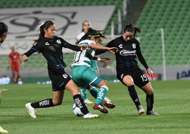 Las Guerreras continúan sin rumbo en este Guardianes 2021 y acumularon su cuarta derrota consecutiva, al caer 1-2 esta noche como locales en el Estadio Corona, ante el Gallos Femenil. (JESÚS GALINDO)