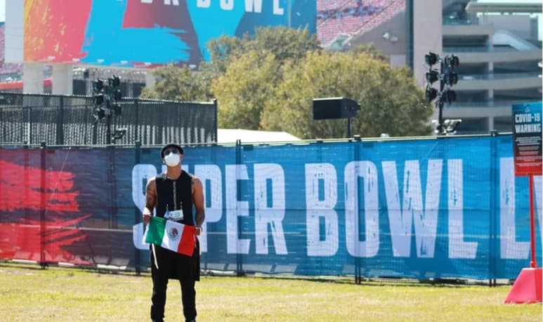 Entre los cientos de bailarines que la noche de ayer domingo acompañaron al músico canadiense The Weeknd para el show de medio tiempo del Super Bowl LV había un mexicano. (ESPECIAL)