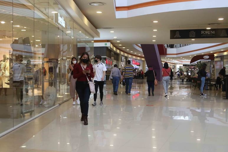 Los 338 centros comerciales y 263 tiendas que reabrirán podrán hacerlo de martes a domingo.