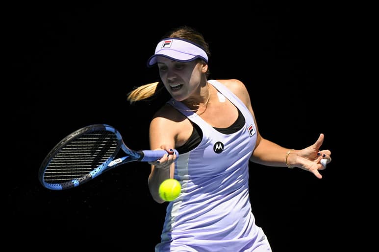 Sofia Kenin derrotó 7-5, 6-4 a la australiana Maddison Inglis para meterse en la segunda ronda del Abierto de Australia. (AP)