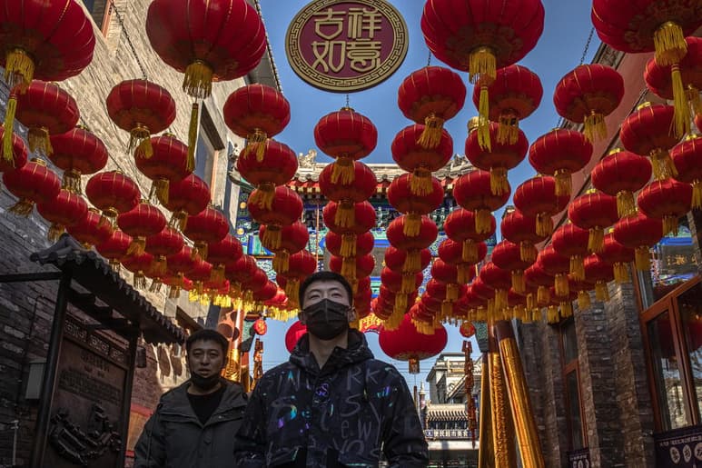 Tras sus diez días de investigación del origen del SARS-CoV-2 sobre el terreno en Wuhan, el especialista danés aseguró que 'todo continúa señalando a una reserva de este virus, o de un virus similar, en poblaciones de murciélagos'.
(ARCHIVO)