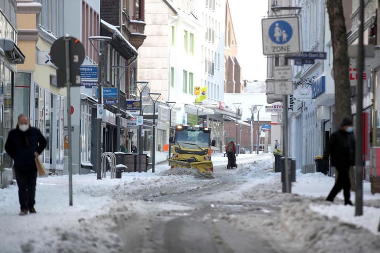 La canciller alemana, Angela Merkel, aboga por prolongar hasta principios de marzo las restricciones actuales por la COVID-19, que implican el práctico cierre de la vida pública, aunque plantea un regreso gradual a la actividad escolar presencial. (ARCHIVO)