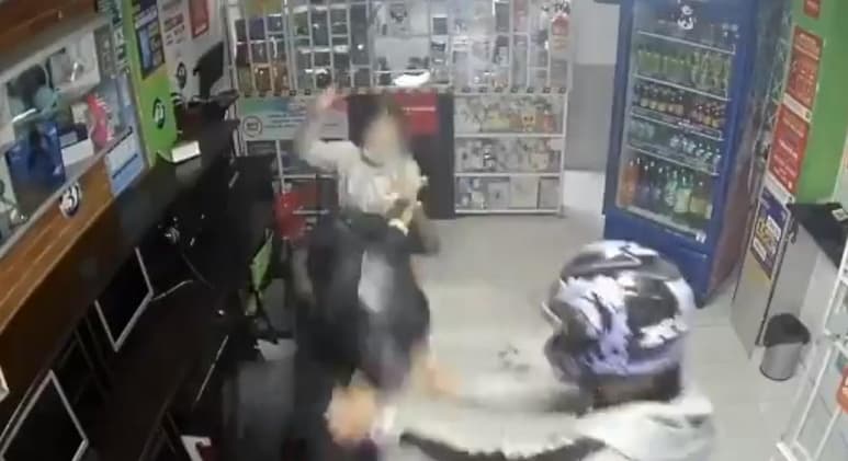 A base de machetazos, la niña logró expulsar a los sujetos del negocio (CAPTURA)