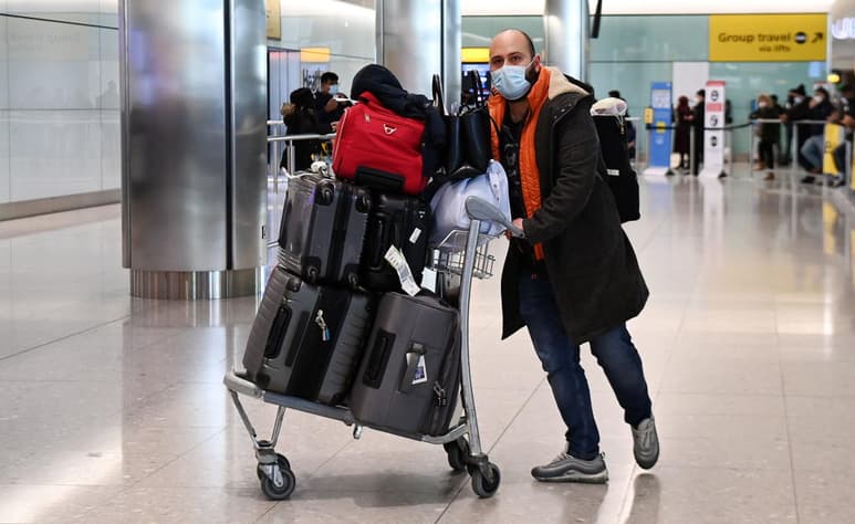 El Reino Unido aplicará medidas draconianas para controlar las cepas de la COVID-19, con la exigencia de nuevas pruebas y una pena de 10 años de cárcel para los viajeros que mientan sobre los países visitados si éstos están en la 'lista roja'. (ARCHIVO)