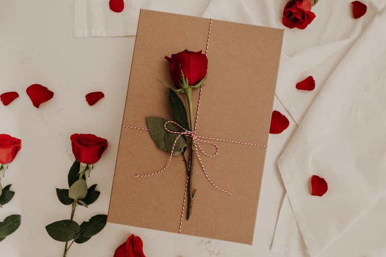 Aunque las flores y los chocolates para San Valentín son una tradición, en muchas ocasiones los elevados precios de dichos productos, pueden igualarse a los de otros que seguramente vivirán mucho más. (ARCHIVO)