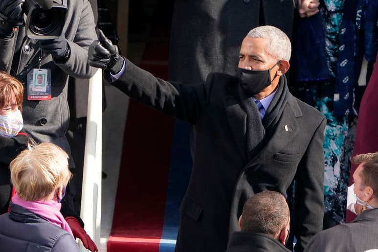El expresidente estadounidense Barack Obama (2009-2017) insistió este martes en su llamado a favor de vacunarse en contra de la COVID-19 y rechazó la desinformación que circula en torno a las vacunas. (ARCHIVO)