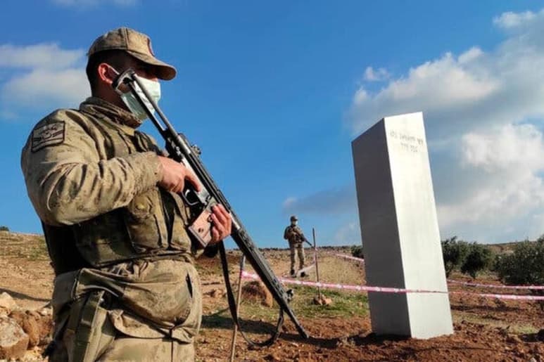 Un monolito de metal que apareció y desapareció misteriosamente en un campo en el sureste de Turquía ha resultado ser un truco publicitario del gobierno para llamar la atención sobre un evento el martes durante el cual el presidente Recep Tayyip Erdogan anunció un programa espacial para el país. (ESPECIAL)