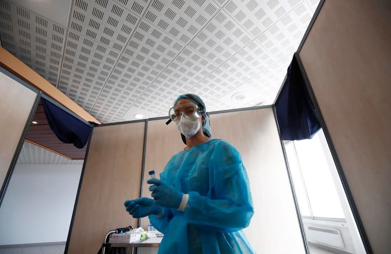 Francia registró en las últimas 24 horas 436 muertes por el coronavirus en hospitales y un cúmulo de 288 decesos en residencias en los últimos días, con lo que el número de muertos desde el inicio de la pandemia se sitúa ya en 80,147, según las autoridades sanitarias. (EFE)