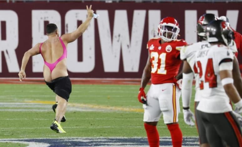 El pasado domingo durante el Super Bowl LV, se volvió viral en la red el video de un espontáneo que saltó al campo con un leotardo de tanga rosa en medio de los jugadores. (Especial)