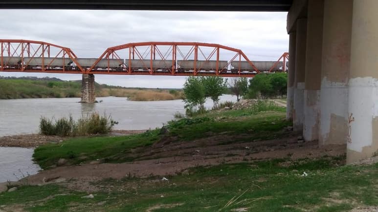 21 de ellos fueron localizados entre los vagones del ferrocarril que se dirigía a la vecina ciudad de Eagle Pass.(ARCHIVO)