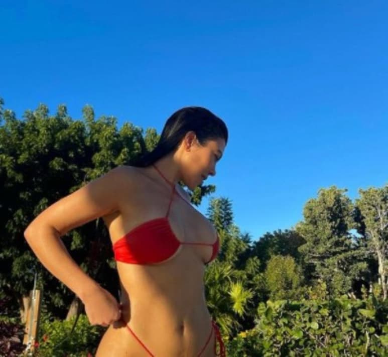 Aunque parezca que el verano aún está muy lejano, las celebridades ya impusieron una extraña moda con los trajes de baño. (Instagram)