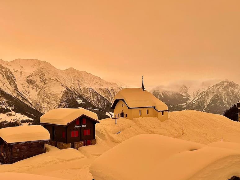 El paisaje nevado de Europa, se vio teñido por tonalidades rojizas y naranjas gracias al polvo del Sahara (ESPECIAL)