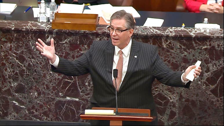 El principal abogado del expresidente Donald Trump en su juicio político ante el Senado de EUA, Bruce Castor, sorprendió este martes a los senadores con un discurso inicial que fue más bien una divagación sin rumbo ni argumento claro, que lo convirtió en tendencia en Twitter. (ESPECIAL)