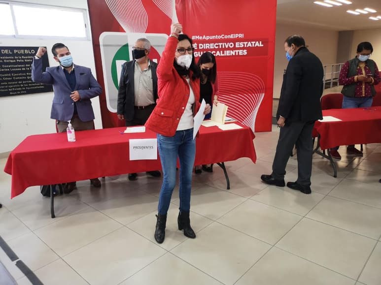 Blanca Rivera Río, esposa del exgobernador Carlos Lozano de la Torre, fue designada como candidata del PRI a la Presidencia Municipal de Aguascalientes para las elecciones del próximo 6 de junio, en la que tendrá como contendientes al panista Leonardo Montañez y al exgobernador Luis Armando Reynoso Femat (Partido Fuerza México). (TWITTER)