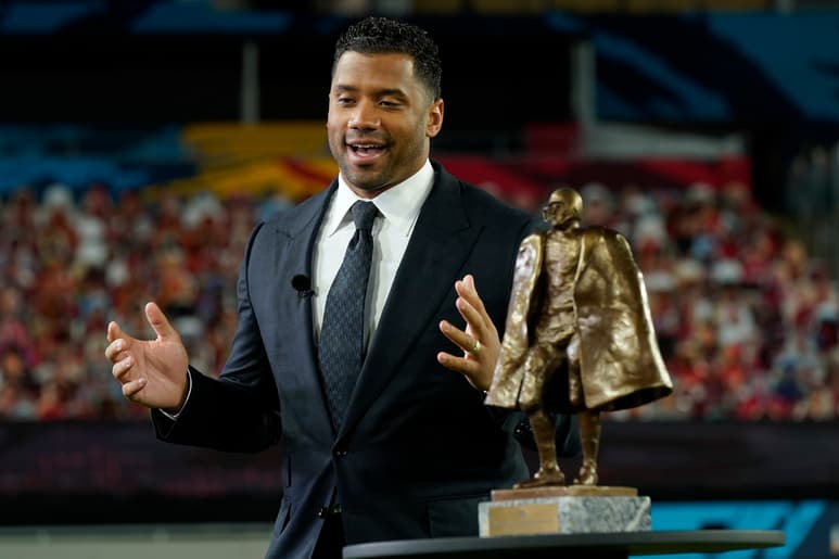 El mariscal de campo de Seattle, Russell Wilson, recibió ayer el premio Walter Payton al Hombre del Año, por su gran trabajo comunitario. (AP)
