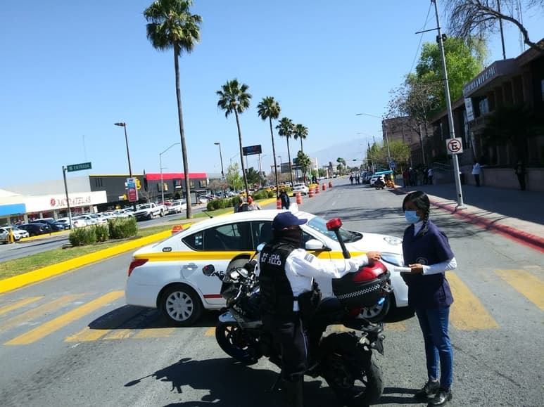 Taxistas de la capital se manifiestan para exigir regularizar a las plataformas digitales.
