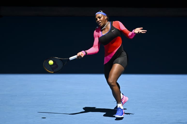 Serena Williams se impuso fácilmente 6-3, 6-0 a Nina Stojanovic y avanzó en el Abierto de Australia. (EFE)