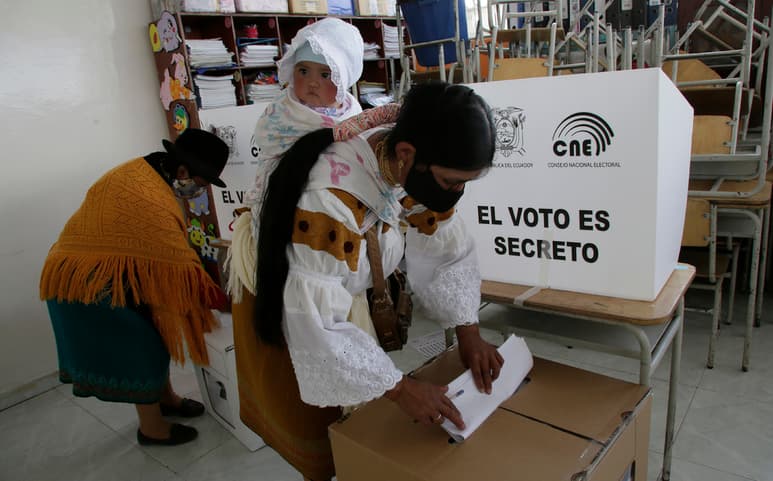 La puja por el segundo puesto en los comicios presidenciales del domingo pasado en Ecuador mantenía este martes en vilo al país. (AP)