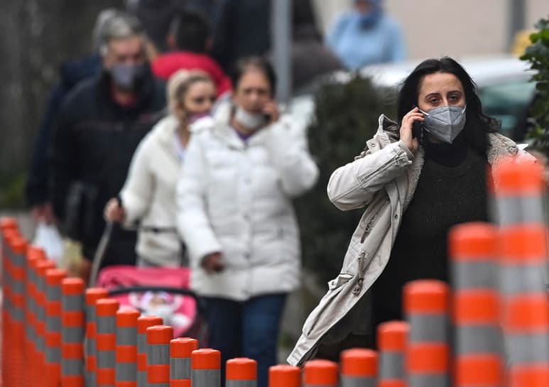 La Organización Mundial de la Salud (OMS) notificó hoy 304,000 nuevos casos de COVID-19 en las últimas 24 horas, la cifra más baja desde que el 13 de octubre de 2020 se bajara por última vez de los 300,000 contagios diarios. (EFE)
