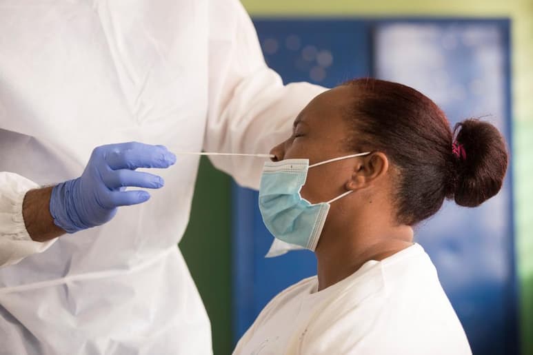 La Agencia Europea del Medicamento (EMA) aseguró este miércoles que ha solicitado a todos los creadores de vacunas contra la COVID-19 que investiguen si sus antídotos puede ofrecer protección contra las nuevas mutaciones del SARS-CoV-2, como las detectadas en Reino Unido, Sudáfrica y Brasil. (ARCHIVO)
