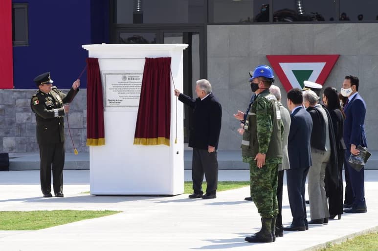 López Obrador inauguró la Base Aérea Militar Número 1, en el Aeropuerto Internacional 'General Felipe Ángeles', donde encabezó el corte de listón. (TWITTER)
