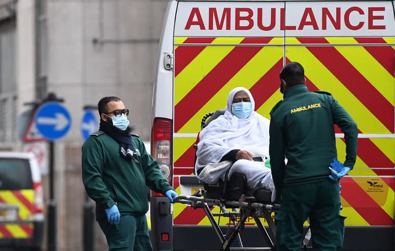 El consejero científico del Gobierno británico, Patrick Vallance, alertó este miércoles de que se está monitorizando la aparición de una mutación en la variante del coronavirus predominante en el Reino Unido similar a la que se ha extendido en Suráfrica, que puede restar efectividad a las vacunas. (ARCHIVO)