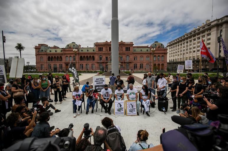 Un grupo de familiares de víctimas de femicidios se manifestó este miércoles junto a cientos de personas en la Plaza de Mayo de Buenos Aires para exigir justicia por los crímenes machistas que sufre el país, apenas unos días después de que una joven de 18 años fuera asesinada por su expareja en la ciudad bonaerense de Rojas. (EFE)